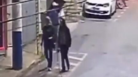 Mulher de 70 anos é agredida com pedaço de telha e tem bolsa roubada em Manhuaçu - Foto: Reprodução