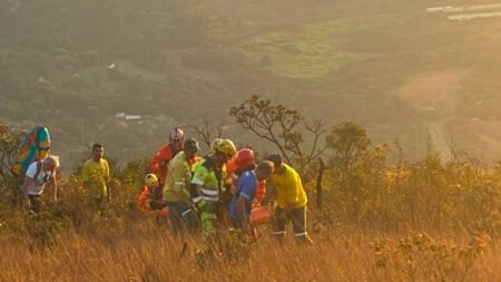 Mulher cai de cinco metros durante voo de parapente no Topo do Mundo, na Grande BH Mulher cai de cinco metros durante voo de parapente no Topo do Mundo, em Brumadinho - Foto: Divulgação/Corpo de Bombeiros