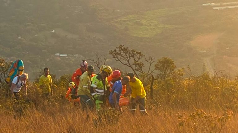 Mulher cai de cinco metros durante voo de parapente no Topo do Mundo, na Grande BH Mulher cai de cinco metros durante voo de parapente no Topo do Mundo, em Brumadinho - Foto: Divulgação/Corpo de Bombeiros
