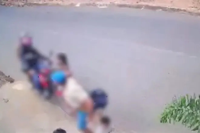 Motociclista atropela família e deixa mulher e bebê feridas em Inhapim Motociclista atropela família e deixa mulher e bebê feridas em Inhapim - Foto: Reprodução
