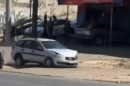 Perseguição com tiros e batida em viatura da PRF termina com homem e mulher presos em BH - Foto: Reprodução