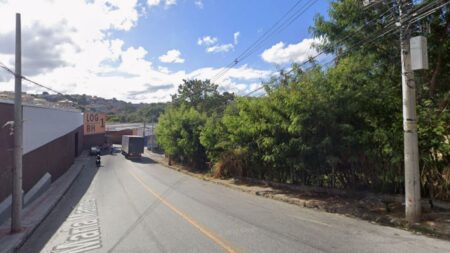 Caminhão derruba poste e interrompe o fornecimento de energia em bairro de BH - Foto: Reprodução/Google Street View