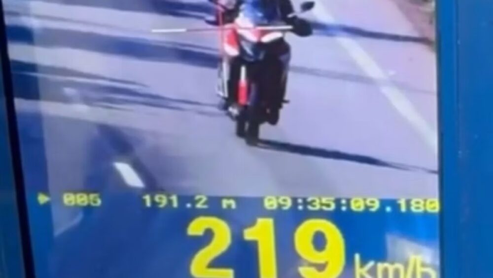 Motociclista é flagrado a 219 km/h na BR-262, na Grande BH Motociclista é flagrado a 219 km/h na BR-262, na Grande BH - Foto: Divulgação/PRF