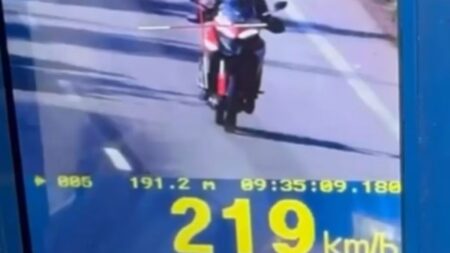 Motociclista é flagrado a 219 km/h na BR-262, na Grande BH Motociclista é flagrado a 219 km/h na BR-262, na Grande BH - Foto: Divulgação/PRF