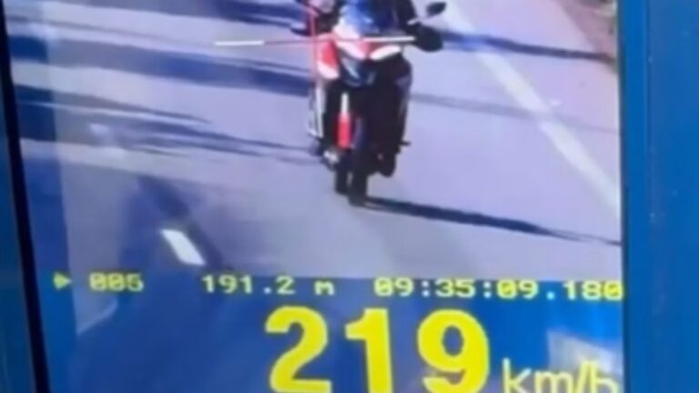 Motociclista é flagrado a 219 km/h na BR-262, na Grande BH - Foto: Divulgação/PRF
