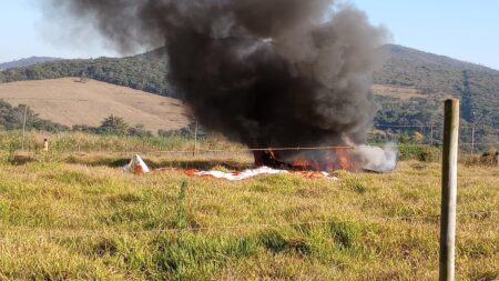Avião cai em área de mata e piloto sobrevive em Mateus Leme, na Grande BH - Foto: Divulgação/CBMMG