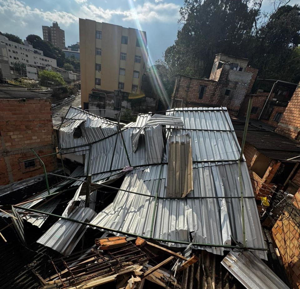 Chuva forte derruba 28 árvores e causa estragos em BH Chuva forte derruba 28 árvores e causa estragos em BH - Foto: Divulgação/CBMMG