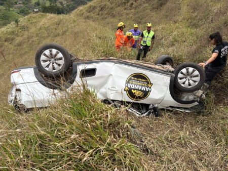 Dois corpos são encontrados em área onde pai e filho desaparecidos eram procurados em MG - Foto: Divulgação/Corpo de Bombeiros
