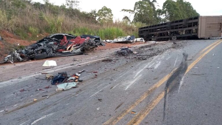 Acidente com três veículos deixa um morto e interdita BR-262, em Córrego Danta - Foto: Divulgação/PRF