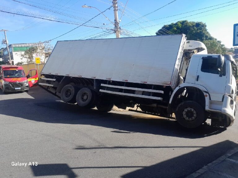 Caminhão-baú tomba e fica encostado em poste em BH - Foto: Divulgação/Corpo de Bombeiros