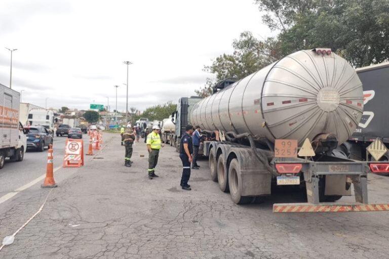 Fiscalização aborda 13 veículos com cargas perigosas no Anel Rodoviário, em BH Fiscalização aborda 13 veículos com cargas perigosas no Anel Rodoviário, em BH - Foto: Divulgação/PBH