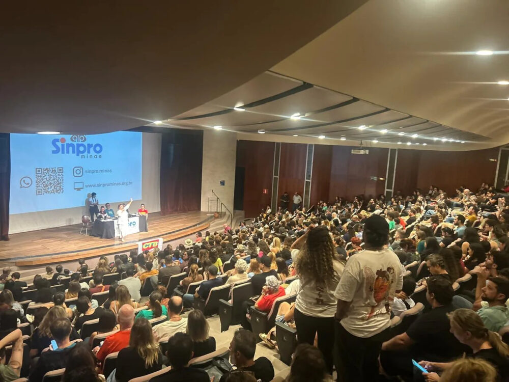 Professores de escolas particulares de BH mantêm greve por tempo indeterminado - Foto: Divulgação/Sinpro/MG
