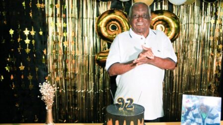 Aluno da EJA, idoso de 92 anos comemora aniversário em escola de BH Aluno da EJA, idoso de 92 anos comemora aniversário em escola de BH - Foto: Cláudio Lacerda/SMED