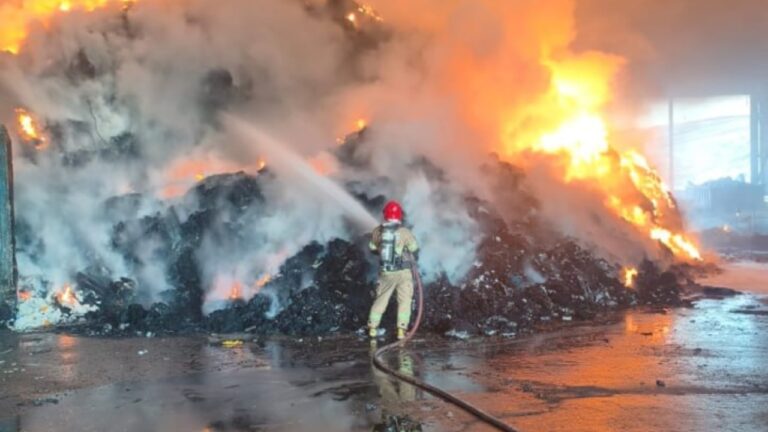 Incêndio atinge galpão de empresa de recicláveis na BR-381, em Betim - Foto: Divulgação/Corpo de Bombeiros