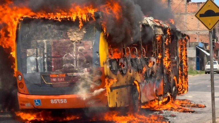 Ônibus pega fogo e assusta passageiros em São Joaquim de Bicas Ônibus pega fogo e assusta passageiros em São Joaquim de Bicas - Foto: Divulgação/Corpo de Bombeiros