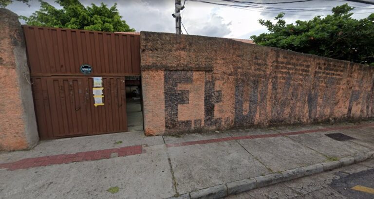 Mãe de aluna e professora se envolvem em briga dentro de escola em BH Mãe de aluna e professora se envolvem em briga dentro de escola em BH - Foto: Reprodução/Street View