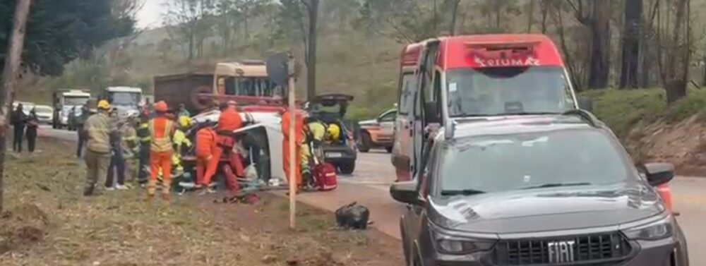 Acidente entre dois carros deixa um morto e três feridos na BR-356, em Itabirito - Foto: Divulgação/Corpo de Bombeiros