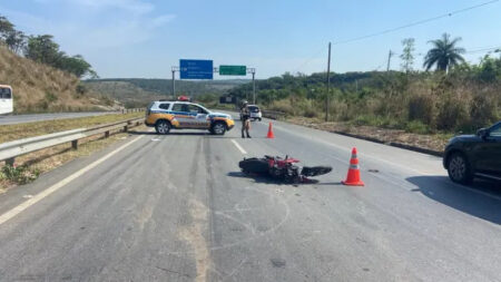 Motociclista por aplicativo morre após ser atingido por Saveiro na MG-424, em São José da Lapa - Foto: Divulgação/Polícia Militar Rodoviária