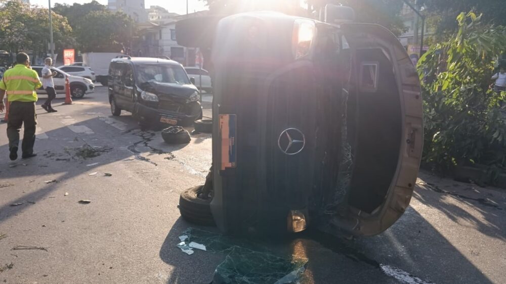 Acidente com capotamento deixa seis pessoas feridas na Avenida Amazonas, em BH - Foto: Divulgação/CBMMG