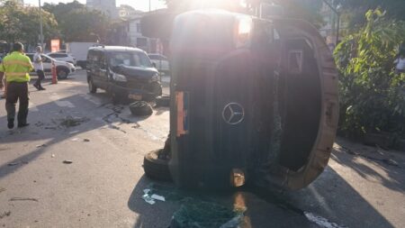 Acidente com capotamento deixa seis pessoas feridas na Avenida Amazonas, em BH - Foto: Divulgação/CBMMG