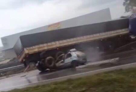 Carreta invade contramão e bate de frente com carro na BR-040, na Grande BH; uma pessoa morre Carreta invade contramão e bate de frente com carro na BR-040, na Grande BH; uma pessoa morre - Foto: Reprodução/Redes Sociais