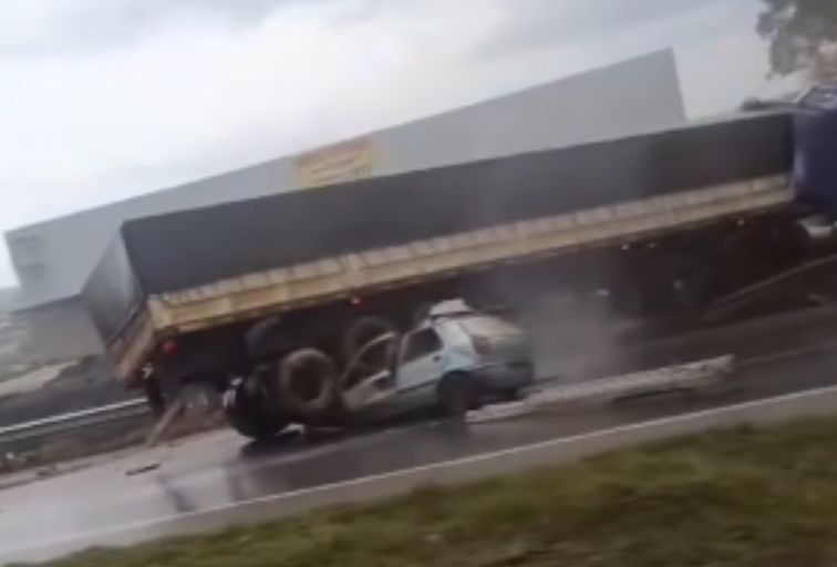 Carreta invade contramão e bate de frente com carro na BR-040, na Grande BH; uma pessoa morre - Foto: Reprodução/Redes Sociais