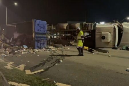 Caminhoneiro é preso após tombar carreta com entulho na BR-040, na Grande BH Caminhoneiro é preso após tombar carreta com entulho na BR-040, na Grande BH - Foto: Divulgação