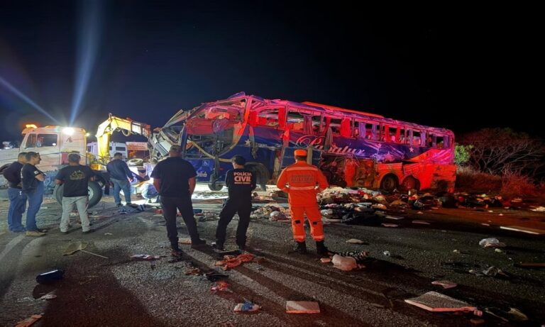 Acidente entre ônibus e caminhão deixa seis mortos e 43 feridos na BR-116, no Norte de MG