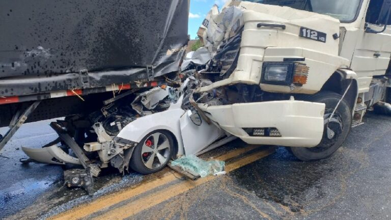 Carro fica prensado entre caminhões após acidente na BR-251, em Francisco Sá - Foto: Divulgação/CBMMG