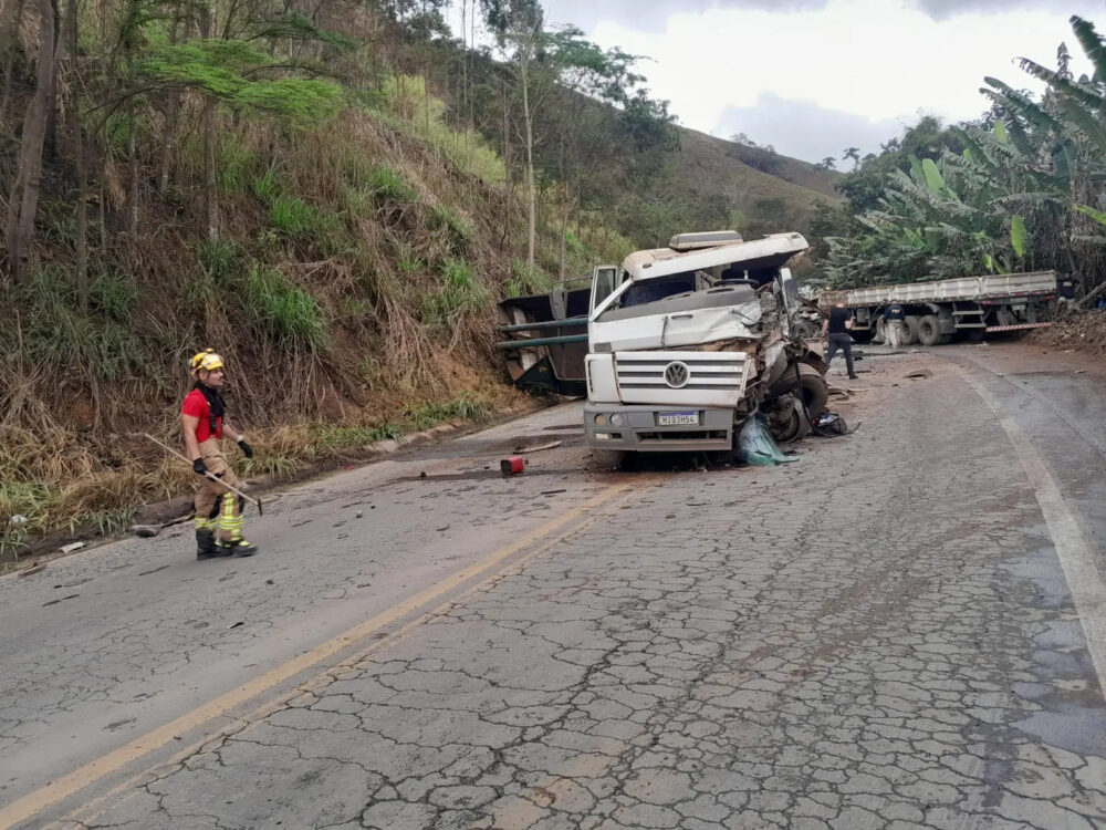 Caminhoneiro morre preso às ferragens após acidente na BR-262, em Manhuaçu - Foto: Divulgação/PRF