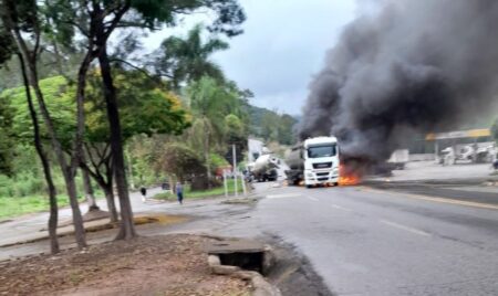Caminhão-tanque pega fogo após bater em betoneira na BR-262, em Minas Gerais - Foto: Divulgação/CBMMG