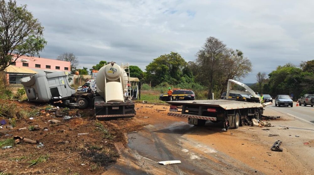 Batida entre carretas deixa dois motoristas gravemente feridos na BR-262, em Bom Despacho - Foto: Divulgação/CBMMG