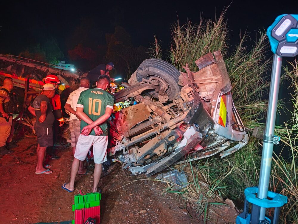 Motorista é resgatado após caminhão-pipa tombar na BR-381, em MG - Foto: Divulgação/CBMMG