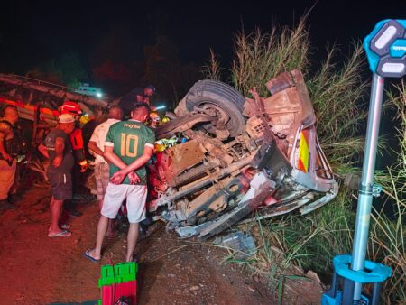 Motorista é resgatado após caminhão-pipa tombar na BR-381, em MG - Foto: Divulgação/CBMMG