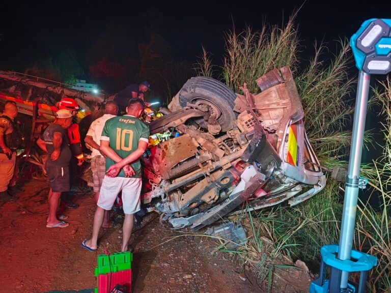 Motorista é resgatado após caminhão-pipa tombar na BR-381, em MG Motorista é resgatado após caminhão-pipa tombar na BR-381, em MG - Foto: Divulgação/CBMMG