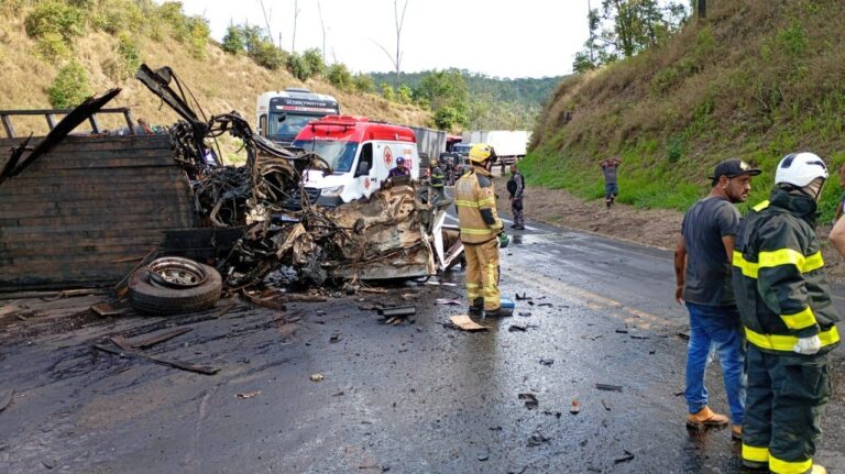 Acidente com duas carretas e carro mata uma pessoa e interdita BR-381, em MG - Foto: Divulgação/CBMMG
