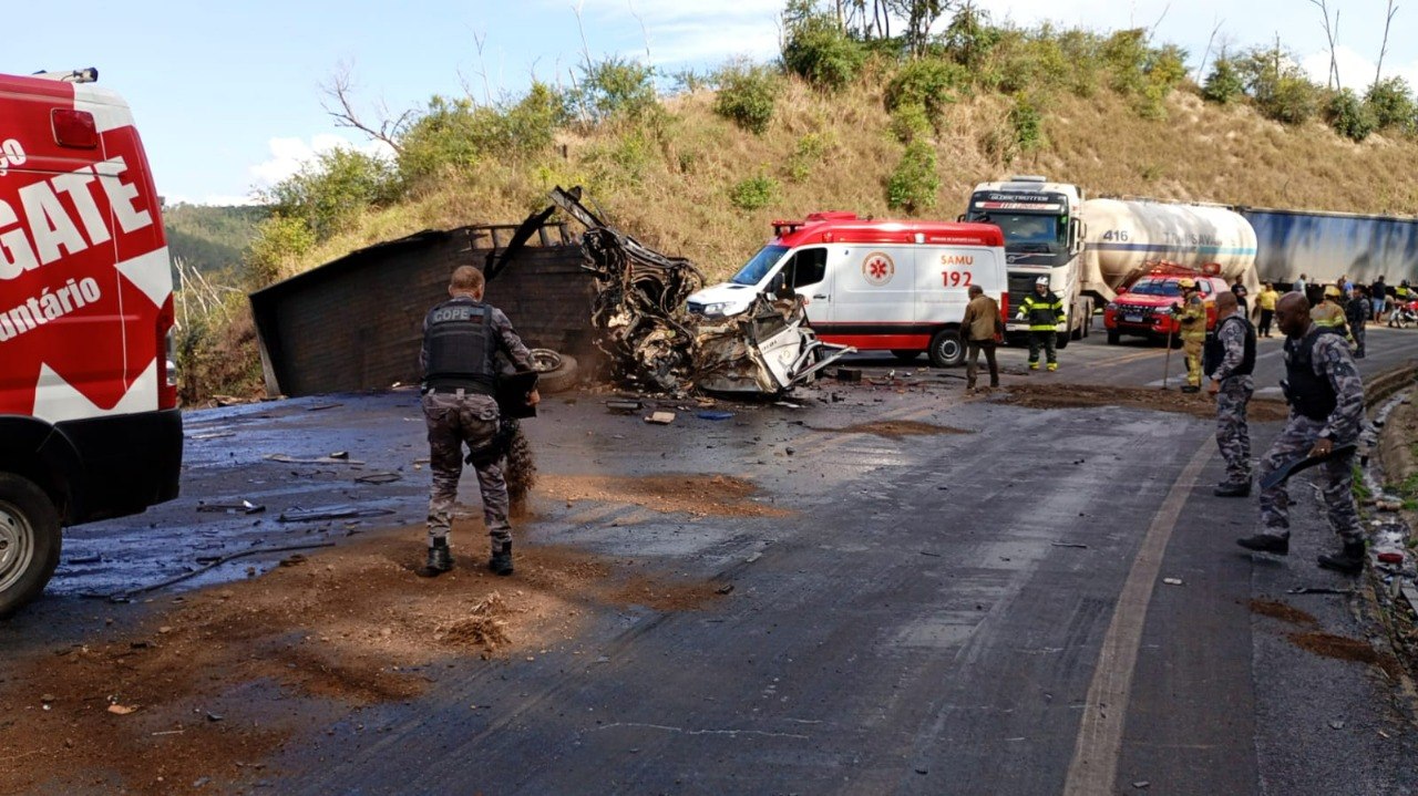Acidente com duas carretas e carro mata uma pessoa e interdita BR-381, em MG - Foto: Divulgação/CBMMG