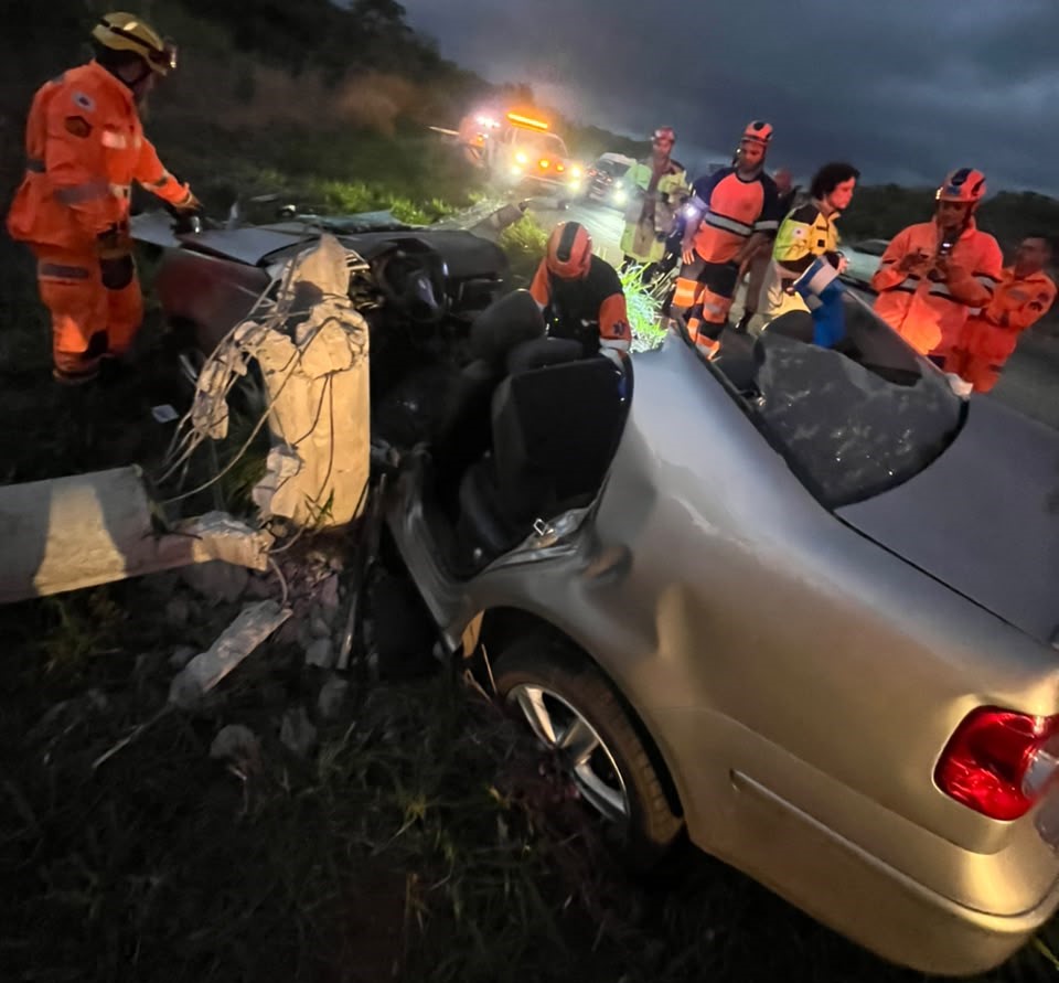 Policial militar fica preso às ferragens após carro bater em poste na BR-381, na Grande BH - Foto: Divulgação/CBMMG