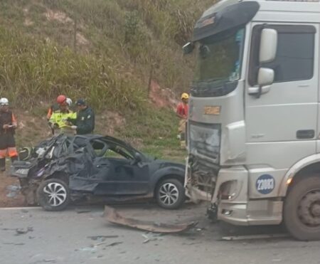 Acidente entre carro e carreta deixa dois mortos e quatro feridos na BR-381, em MG Acidente entre carro e carreta deixa dois mortos e quatro feridos na BR-381, em MG - Foto: Reprodução/Redes Sociais