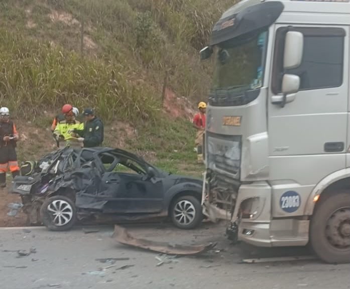 Acidente entre carro e carreta deixa dois mortos e quatro feridos na BR-381, em MG - Foto: Reprodução/Redes Sociais
