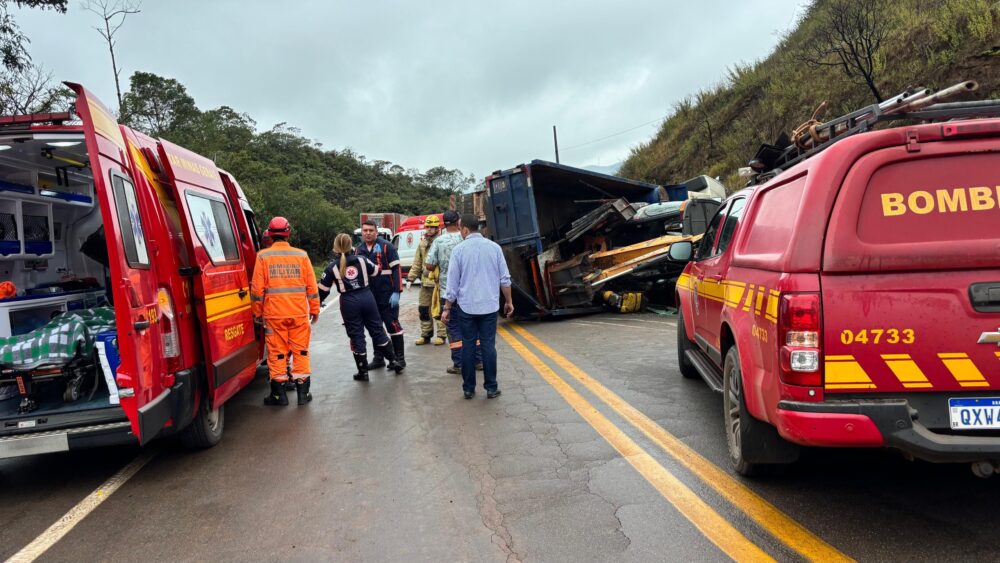 Caminhão carregado de carvão tomba e deixa seis feridos na BR-356, em Ouro Preto Caminhão carregado de carvão tomba e deixa seis feridos na BR-356, em Ouro Preto - Foto: Divulgação/CBMMG