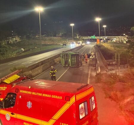 Caminhão de lixo tomba e interdita Anel Rodoviário, em BH - Foto: Divulgação/CBMMG