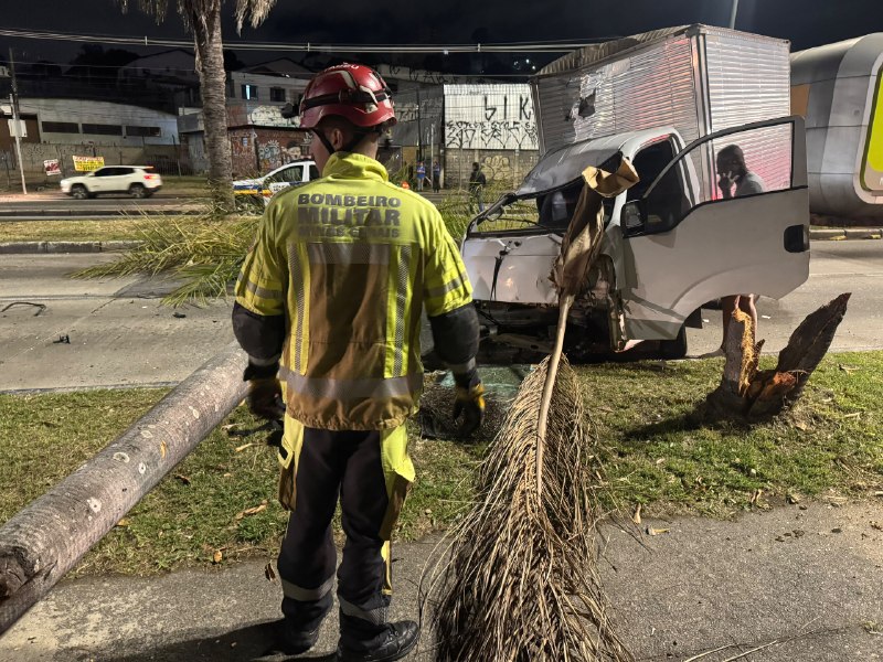 Caminhão furtado bate em carro e deixa dois feridos na Avenida Antônio Carlos, em BH - Foto: Divulgação/CBMMG