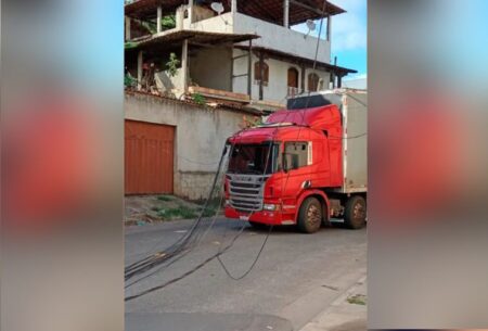 Poste cai sobre jovem após acidente com caminhão no bairro Goiânia, em BH Poste cai sobre jovem após acidente com caminhão no bairro Goiânia, em BH - Foto: Reprodução/Redes Sociais