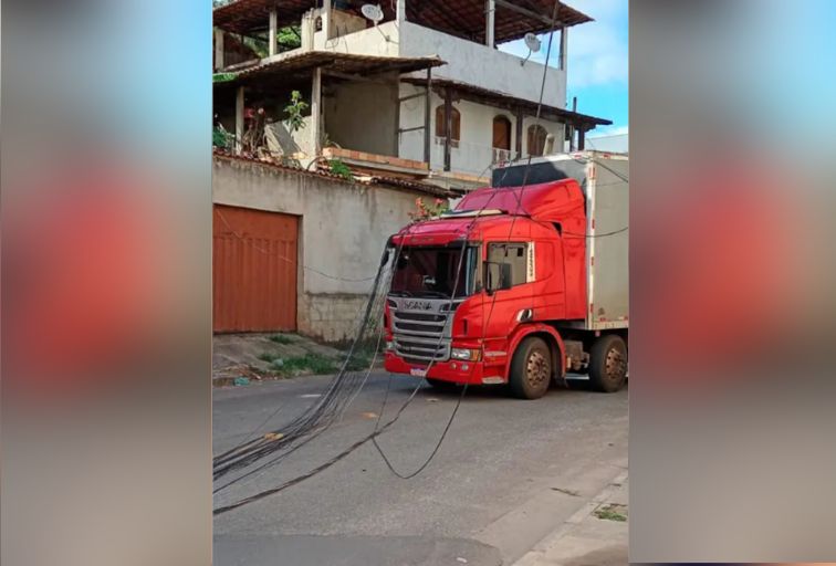 Poste cai sobre jovem após acidente com caminhão no bairro Goiânia, em BH Poste cai sobre jovem após acidente com caminhão no bairro Goiânia, em BH - Foto: Reprodução/Redes Sociais