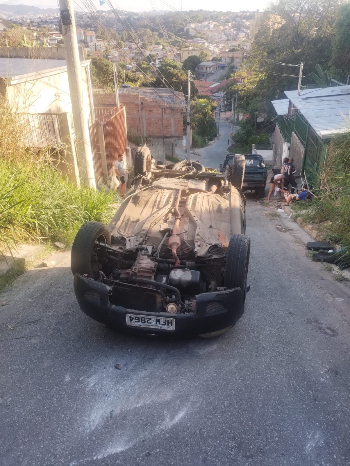 Carro capota com mãe e bebê em rua do bairro Ribeiro de Abreu, em BH 1 Carro capota com mãe e bebê em rua do bairro Ribeiro de Abreu, em BH - Foto: Divulgação/CBMMG