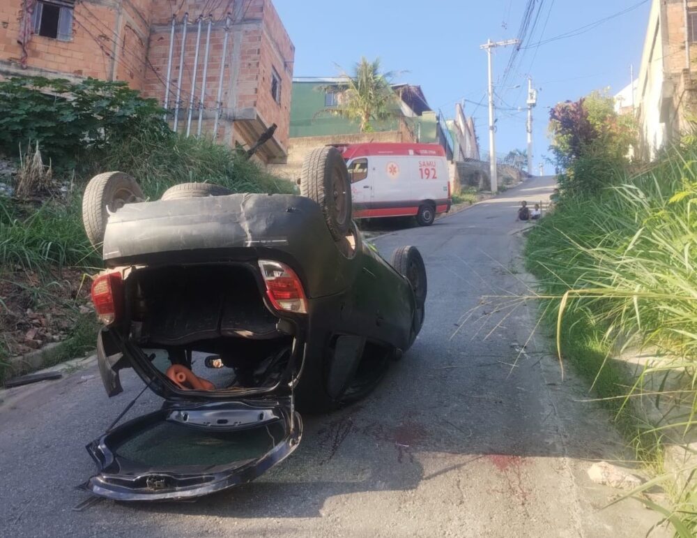 Carro capota com mãe e bebê em rua do bairro Ribeiro de Abreu, em BH - Foto: Divulgação/CBMMG