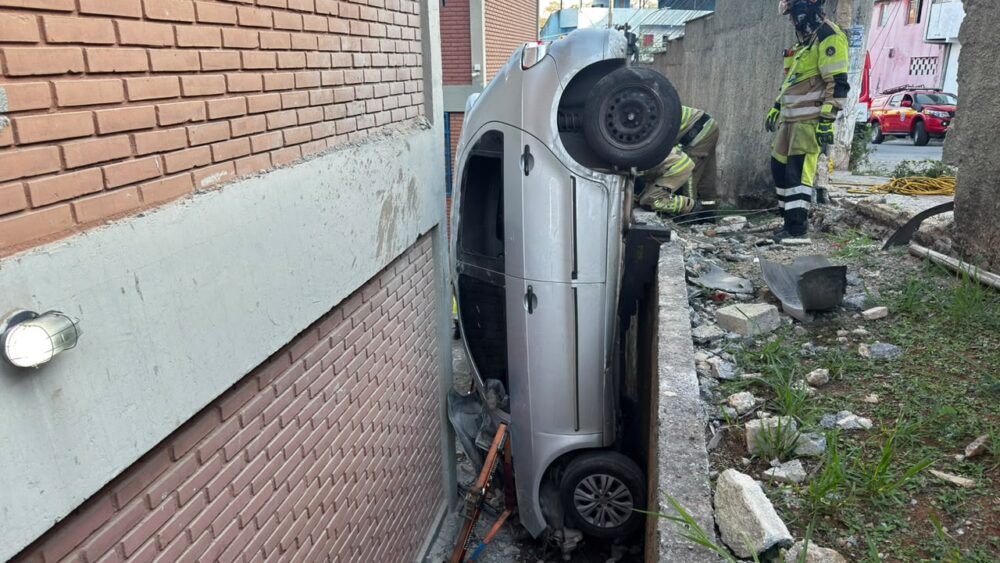 Carro bate em muro de escola e fica ‘em pé’ após acidente na Grande BH - Foto: Divulgação/CBMMG