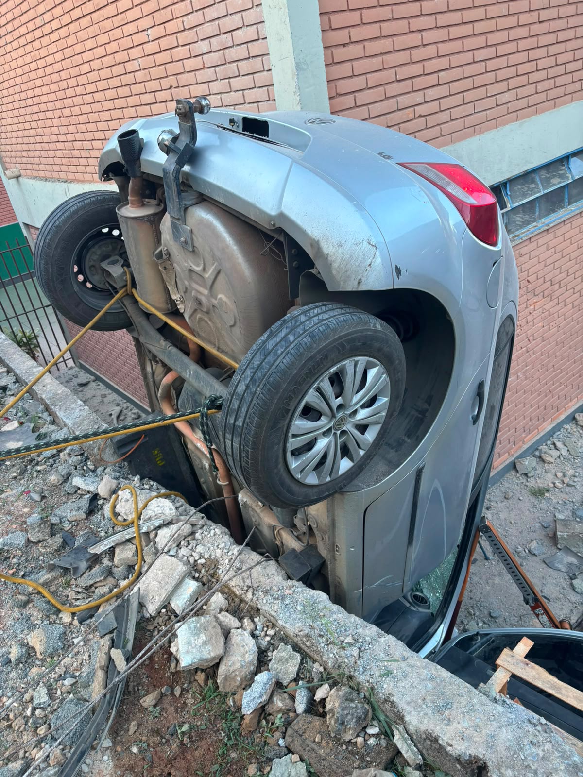 Carro bate em muro de escola e fica ‘em pé’ após acidente na Grande BH 1 Carro bate em muro de escola e fica ‘em pé’ após acidente na Grande BH - Foto: Divulgação/CBMMG