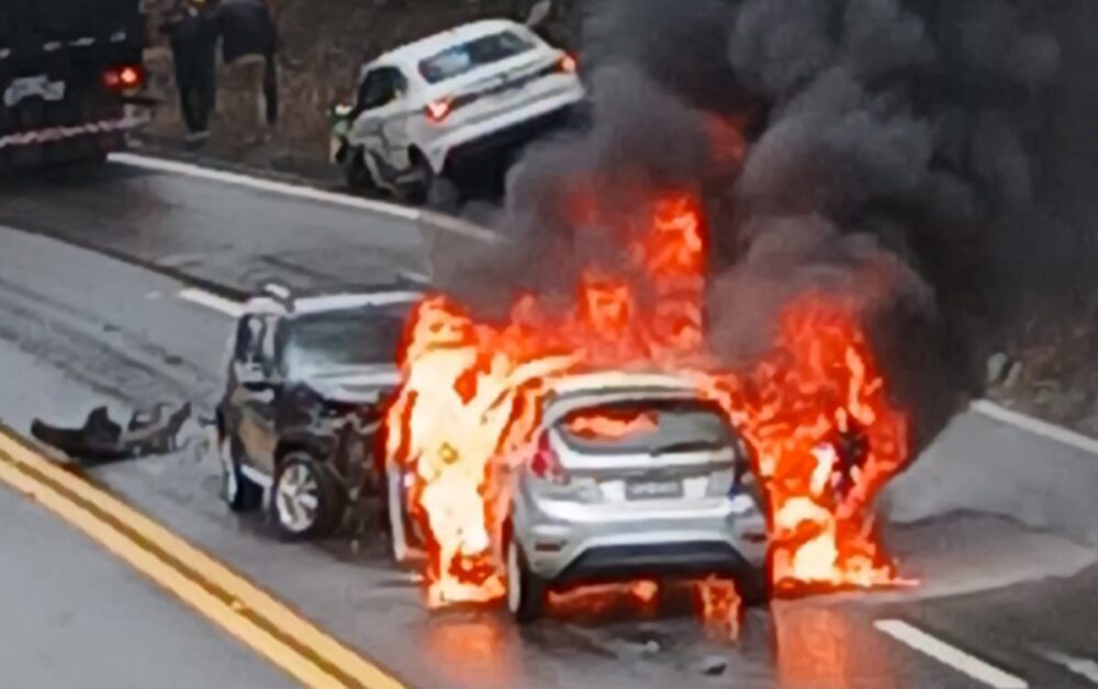 Carro pega fogo após acidente com três veículos na BR-040, em Santos Dumont - Foto: Reprodução/Redes Sociais